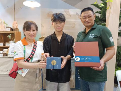 新北青農父子聯手開發包種茶鳳梨酥 跨海飄香日本百貨上市